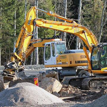 Bagger vor Haufen Split